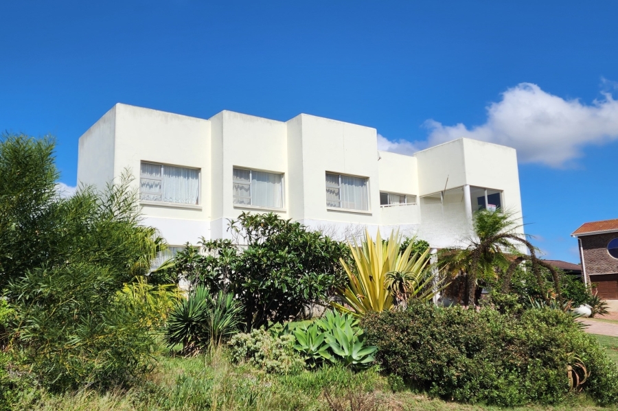 5 Bedroom Property for Sale in Wavecrest Eastern Cape